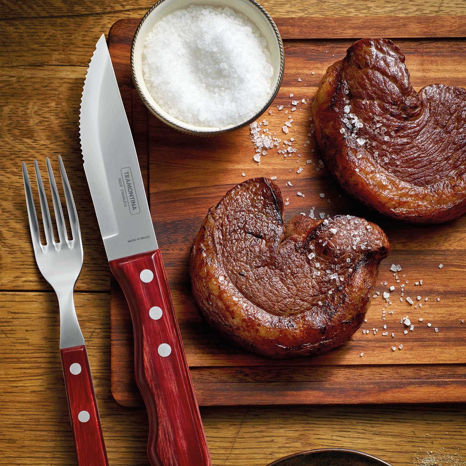 Hochwertiges Steakbesteck auf Holztisch