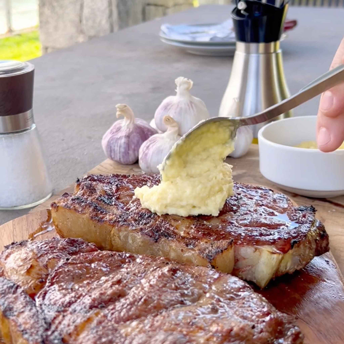 Entrecôte mit knuspriger Knoblauch-Parmesan-Kruste
